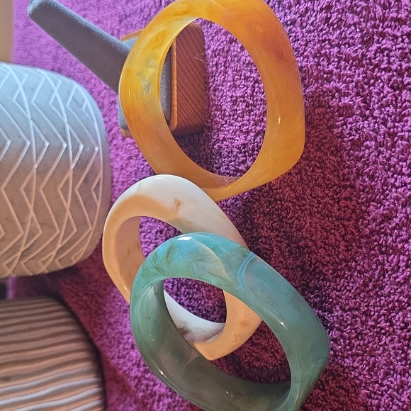 VINTAGE Set of Three Bangle Bracelets in Cream, Green, and Amber - Picture 3 of 7